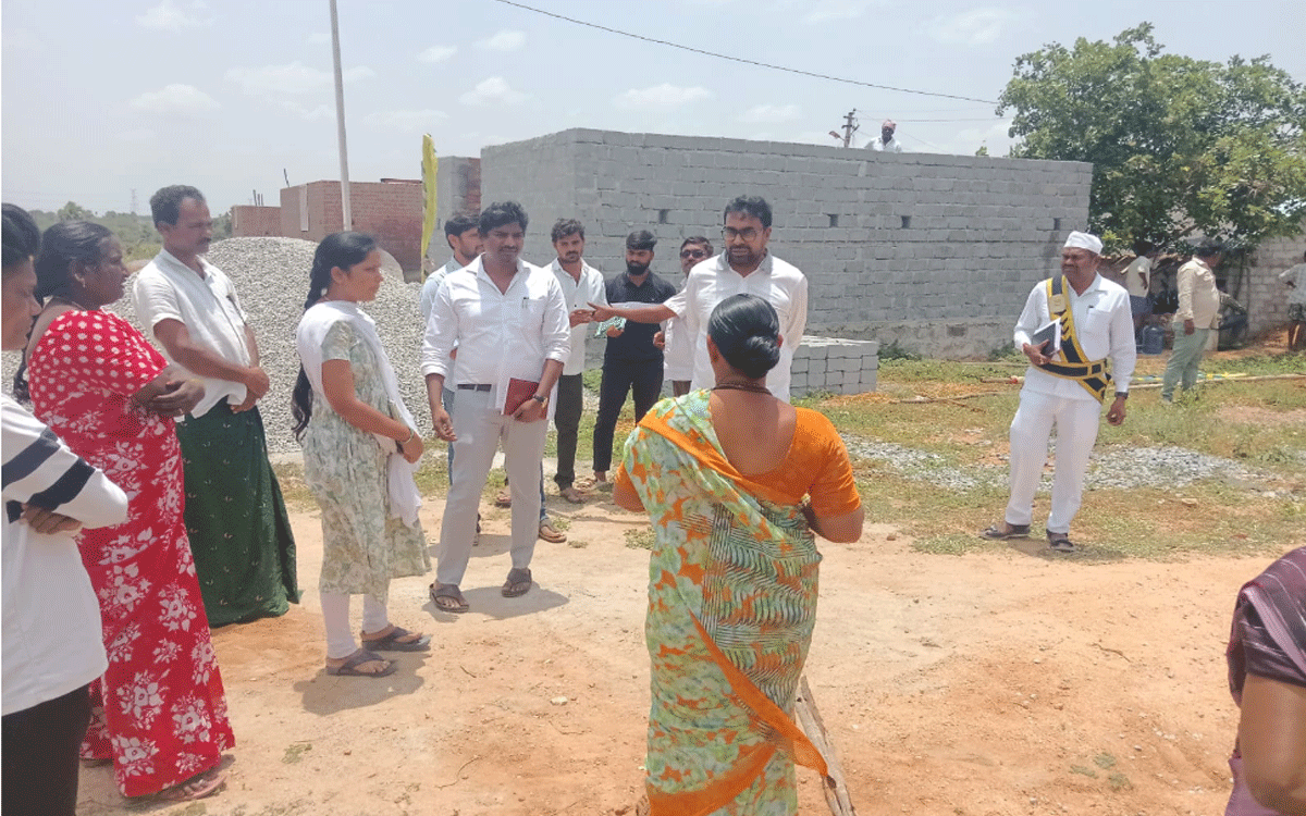 Choutuppal : ఇందిరమ్మ ఇళ్ల నిర్మాణాలను వేగవంతం చేయాలి : అడిషనల్‌ కలెక్టర్ భాస్క‌ర్‌రావు