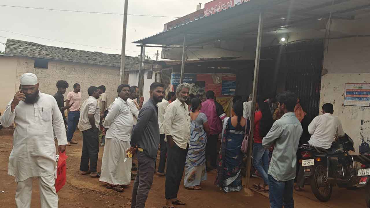 Vikarabad | బ్యాంక్ అధికారుల తీరుపై వినియోగదారుల ఆగ్రహం