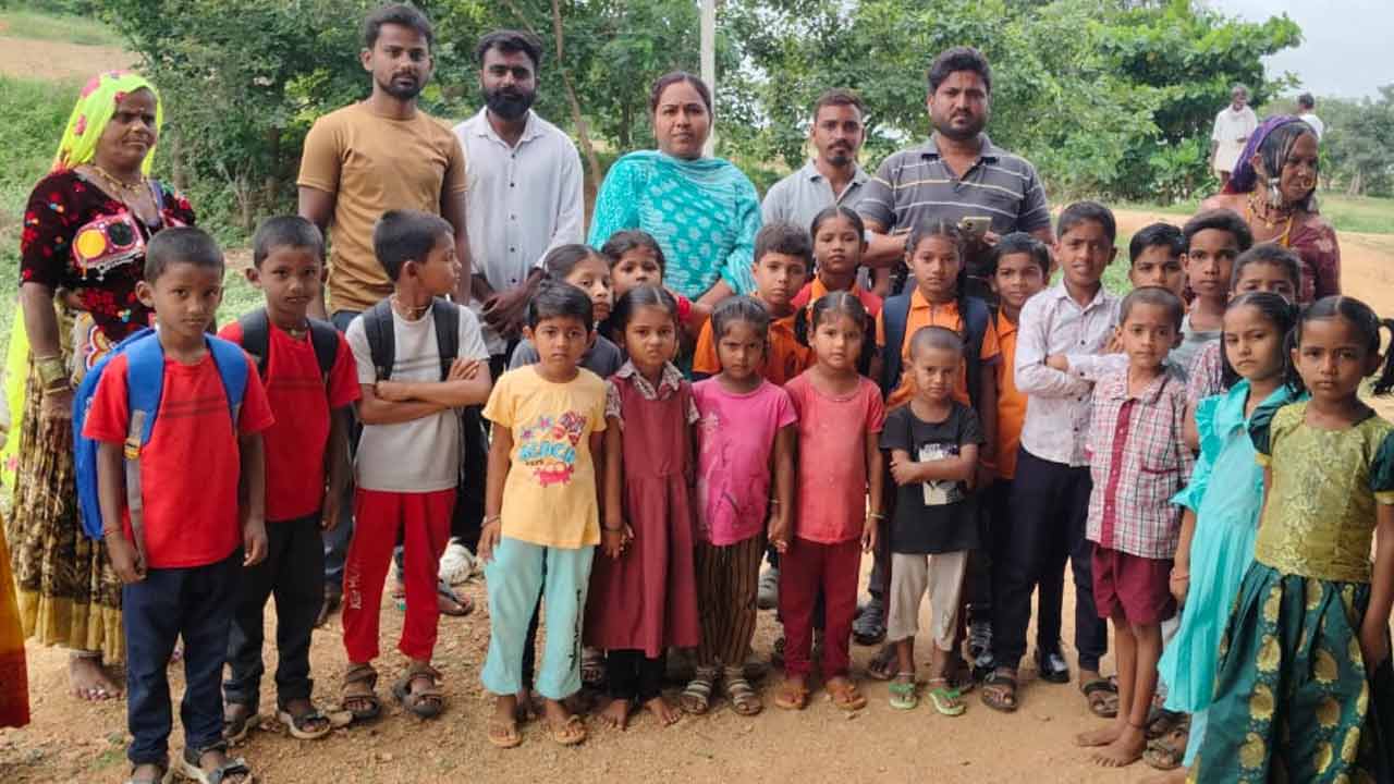 Vikarabad | టీచ‌ర్ ప్రోత్సాహంతో.. ప్రైవేట్ నుండి ప్రభుత్వ బడికి విద్యార్థులు