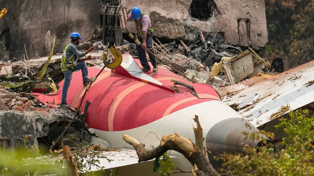 Ahmedabad Plane Crash: అహ్మ‌దాబాద్‌కు బోయింగ్ నిపుణులు.. దొరికిన కాక్‌పిట్ వాయిస్ రికార్డ‌ర్‌