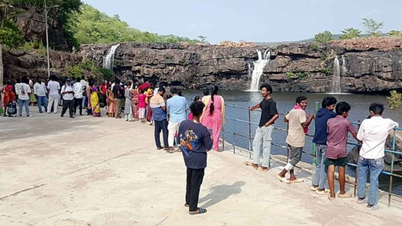 Bogatha water falls | బొగతలో పర్యాటకుల సందడి