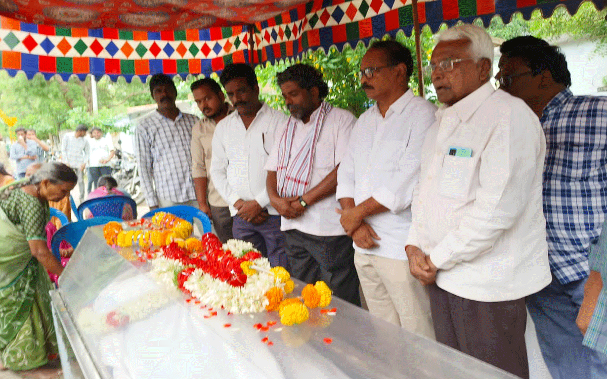 Yellandu : ఉద్యమ నేత బొల్లం కనకయ్యకి దిండిగాల రాజేందర్ నివాళి