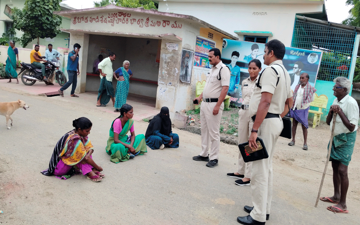 Bonakal : వ్యవసాయ భూమి హద్దులు తొలగించిన వారిపై చ‌ర్య‌లు తీసుకోవాల‌ని మ‌హిళ‌ల ధ‌ర్నా