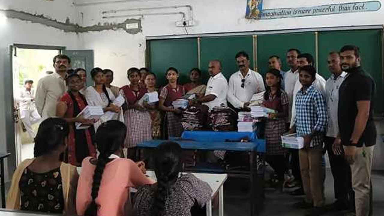 Warangal | శివనగర్ ప్రభుత్వ ఉన్నత పాఠశాలలో పాఠ్యపుస్తకాల పంపిణీ