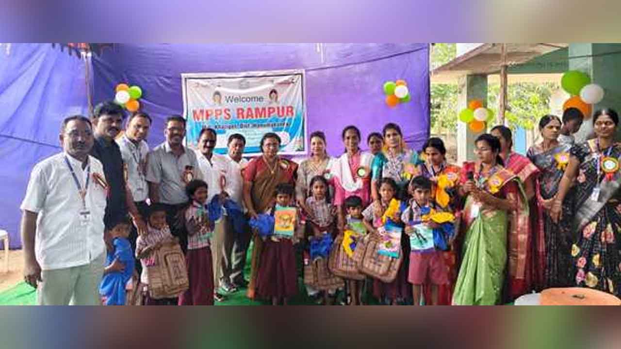 Madikonda | విద్యార్థులకు ఉచితంగా నోట్ బక్స్ పంపిణీ