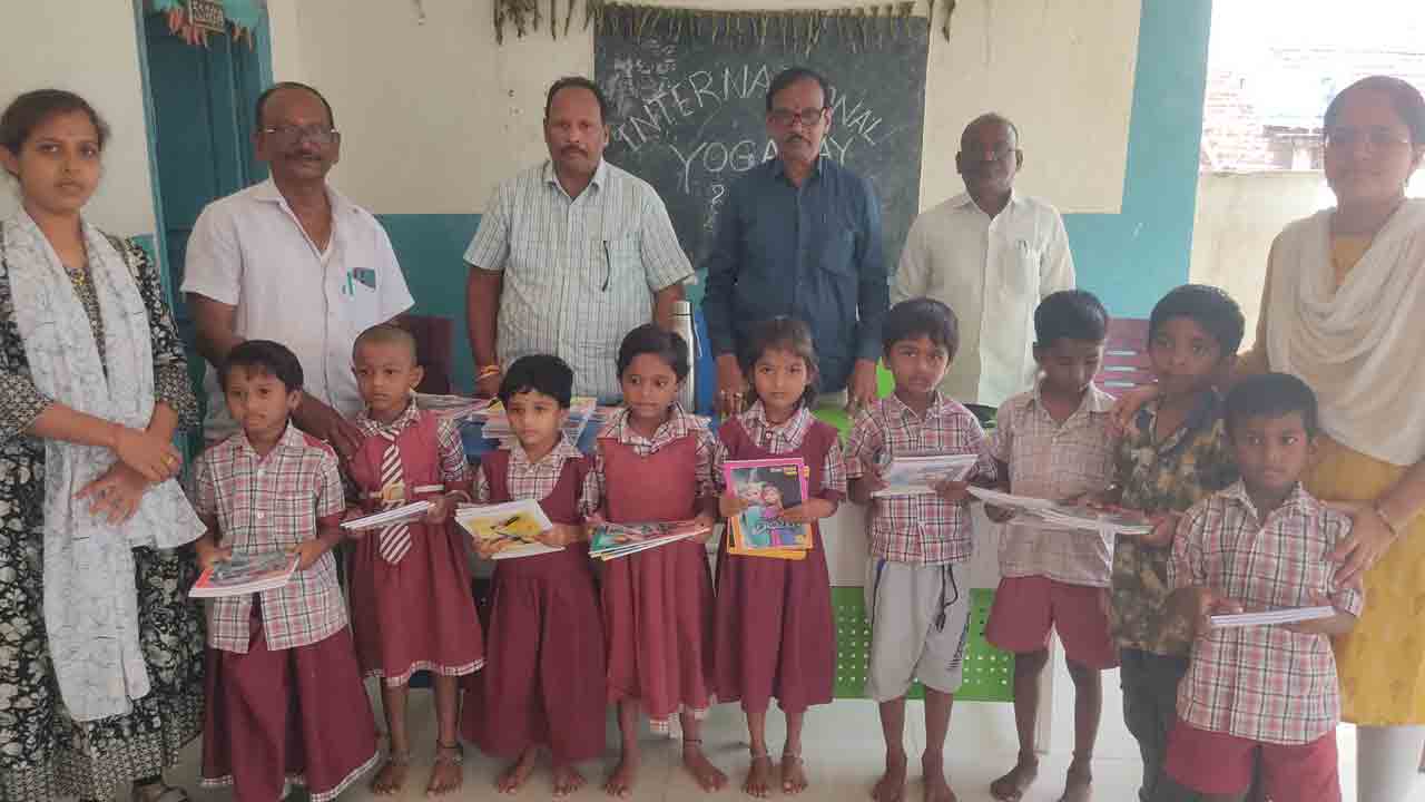 Dasturabad | విద్యార్థులకు ఉచితంగా నోటు పుస్తకాల పంపిణీ