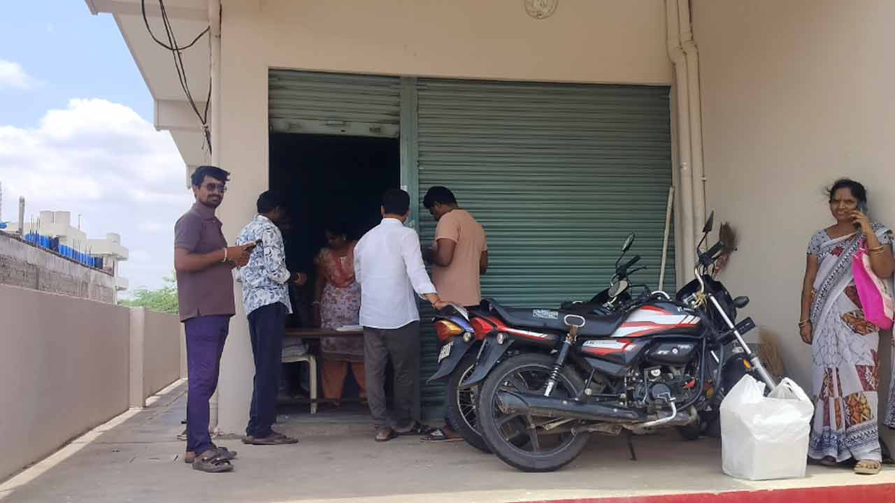 Mahabubabad | విద్యార్థులపై ప్రైవేటు పాఠశాలల కమిషన్ దందా.. చూసీ చూడనట్లు వ్యవహరిస్తున్న అధికారులు