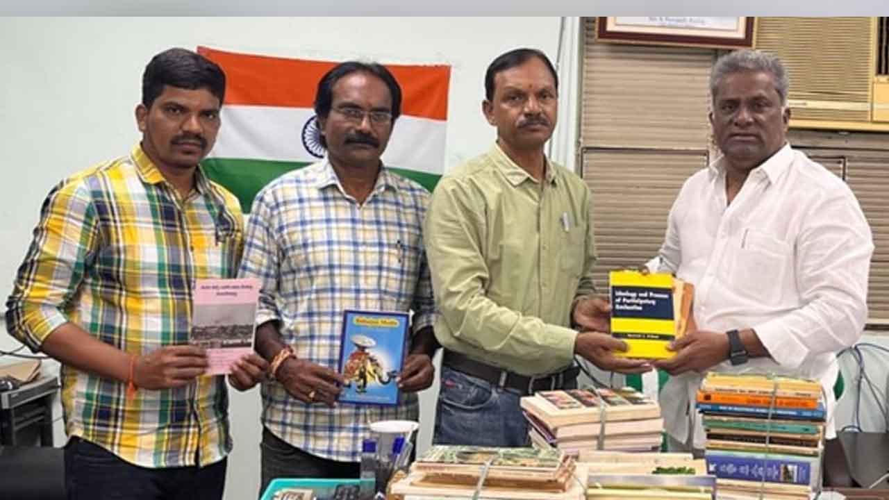 Books donated | జిల్లా గ్రంథాలయానికి 200 పుస్తకాల అందజేత