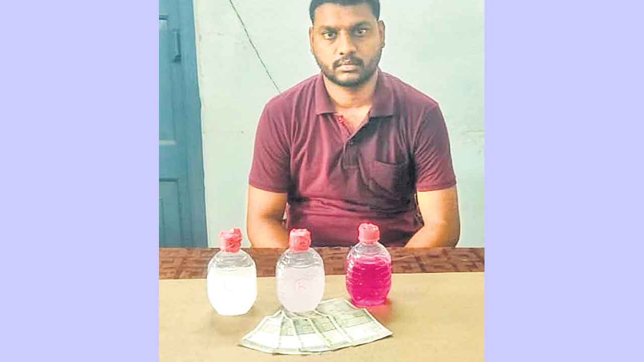 రేషన్‌కార్డు అప్‌లోడ్‌కు 2,500 లంచం