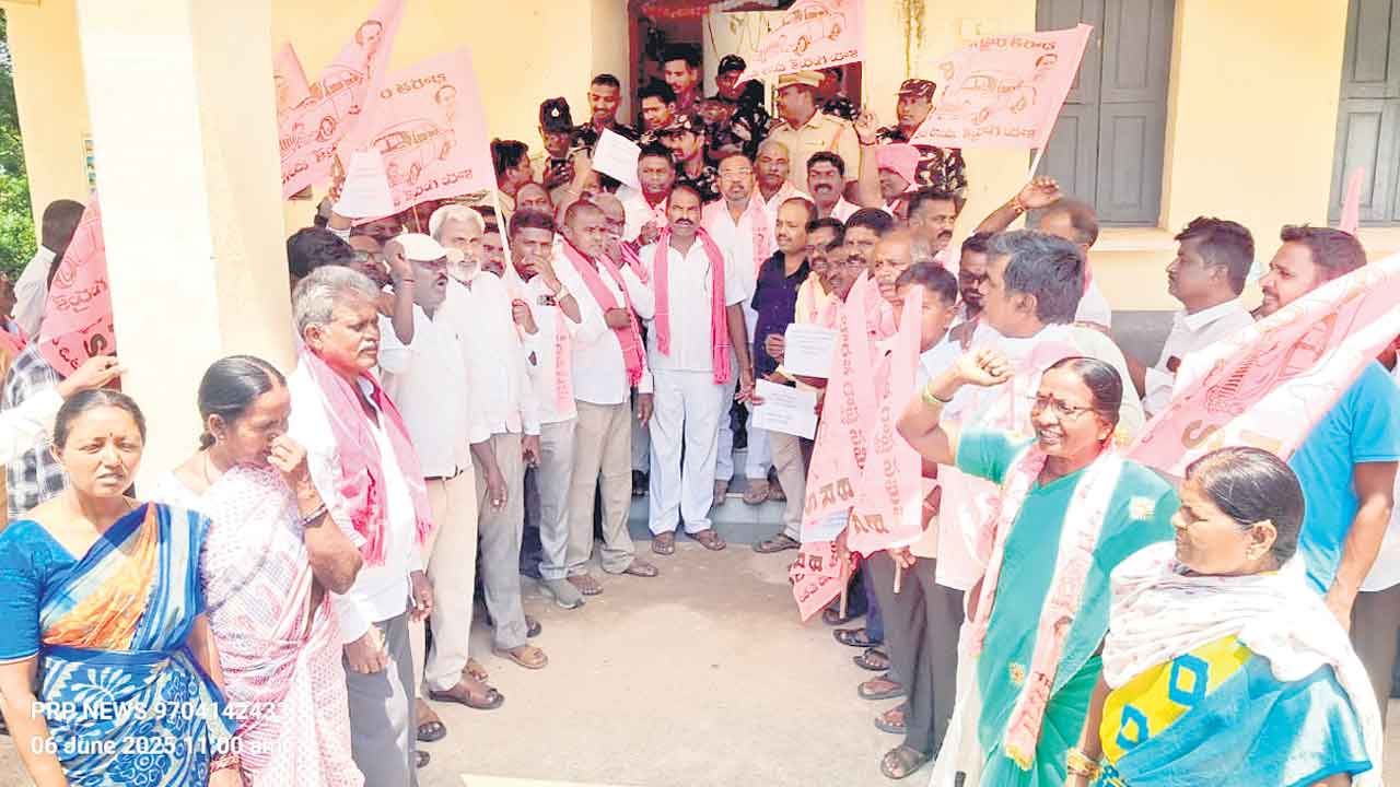 పథకాలకు లంచాలా?.. బీఆర్‌ఎస్‌ శ్రేణుల ఆగ్రహం