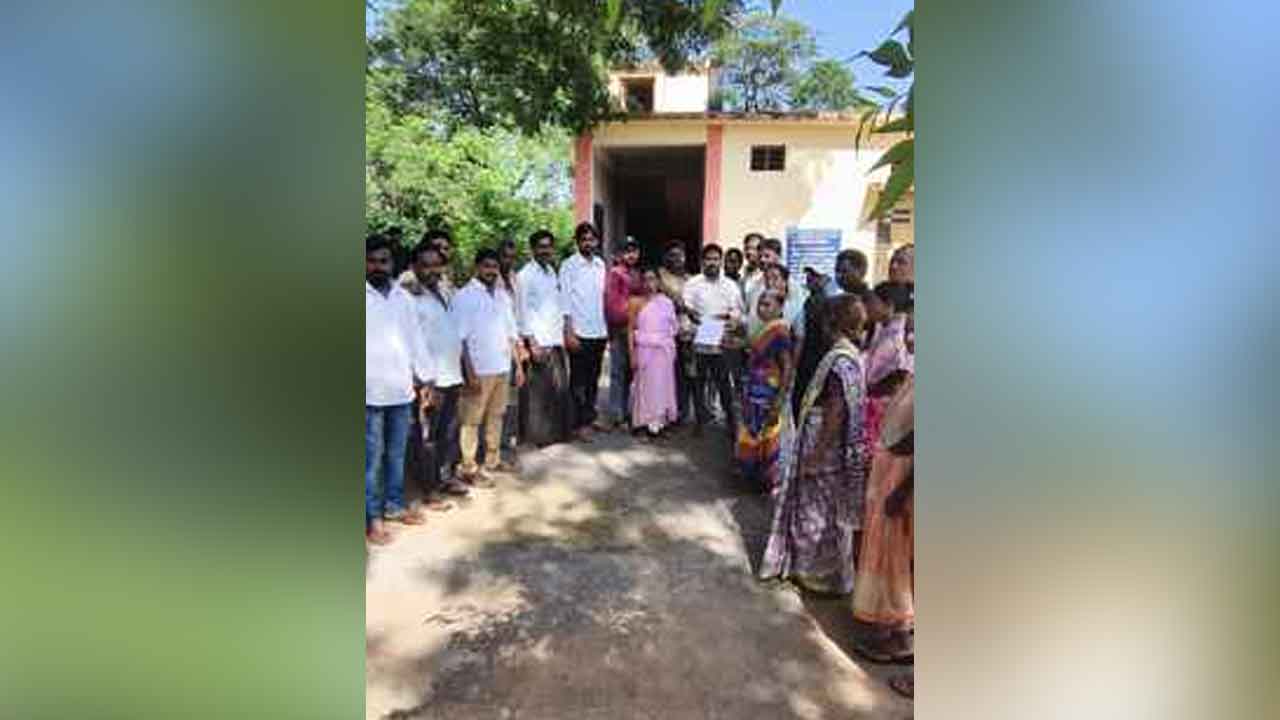 BRS | అర్హులకే ఇందిరమ్మ ఇండ్లు కేటాయించాలని కార్యదర్శికి వినతిపత్రం అంజేసిన బీఆర్‌ఎస్‌ నాయకులు