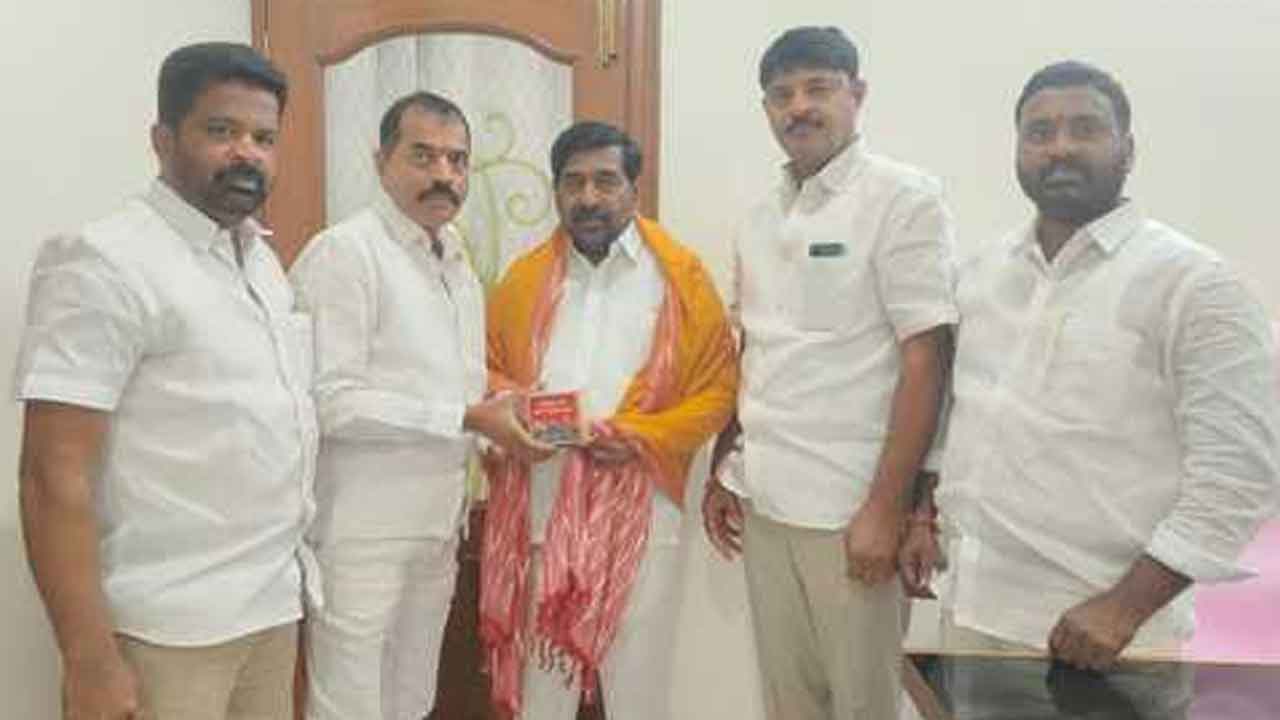 మాజీ మంత్రి జగదీశ్ రెడ్డిని కలిసిన బీఆర్‌ఎస్‌ నేతలు