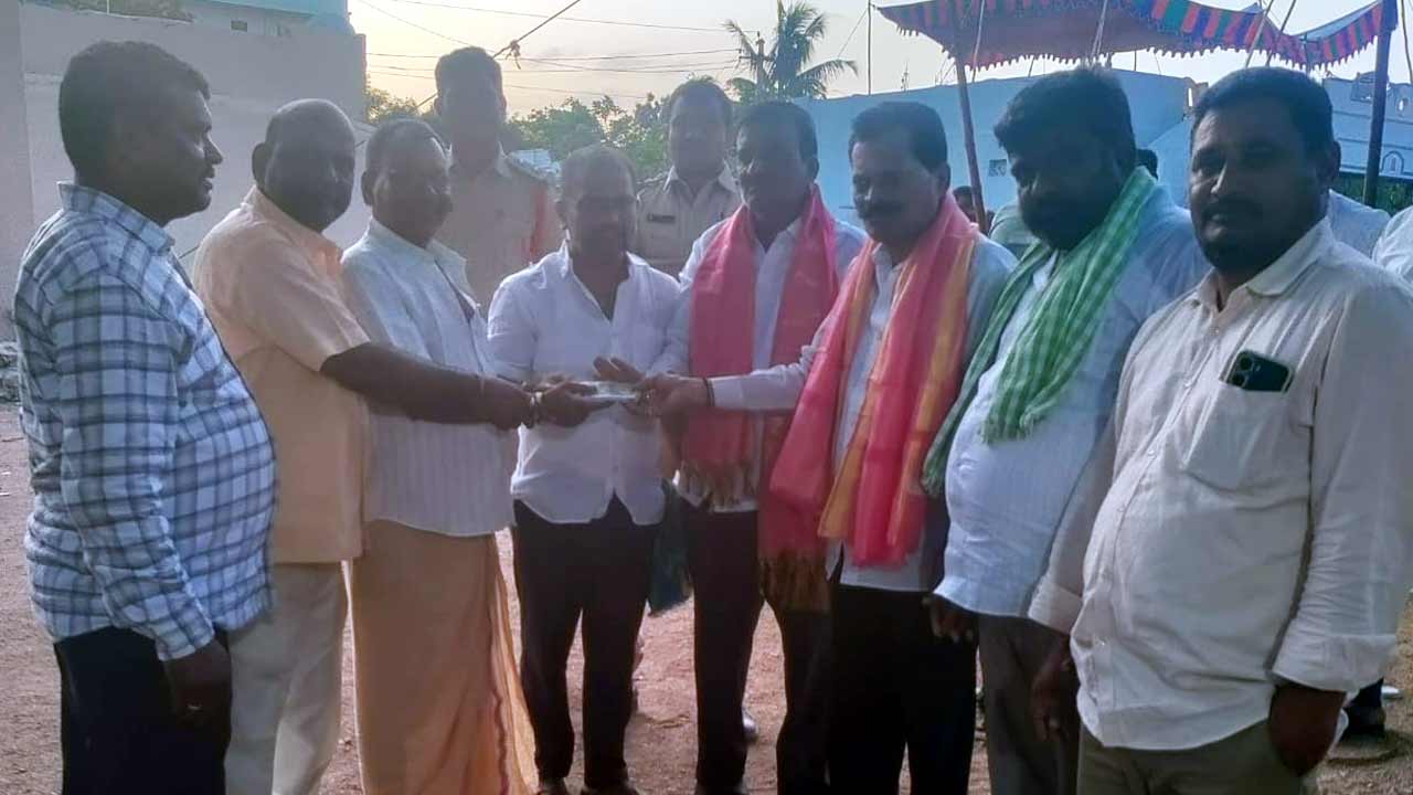 లోయపల్లిలో సీసీ కెమెరాల ఏర్పాటుకు బీఆర్ఎస్ నాయకుని ఆర్థికసాయం