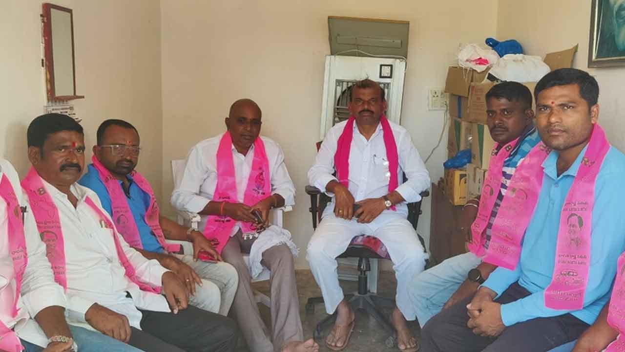 BRS leaders | జొన్న పంట డబ్బులు వెంటనే చెల్లించాలి : బీఆర్‌ఎస్‌ నాయకులు