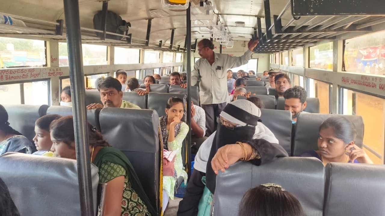 TGSRTC | కండక్టర్‌ లేకుండానే బయల్దేరిన బస్సు.. ప్రయాణికులు చెప్పడంతో తిరిగి బస్టాండ్‌కు తీసుకెళ్లిన డ్రైవర్‌!