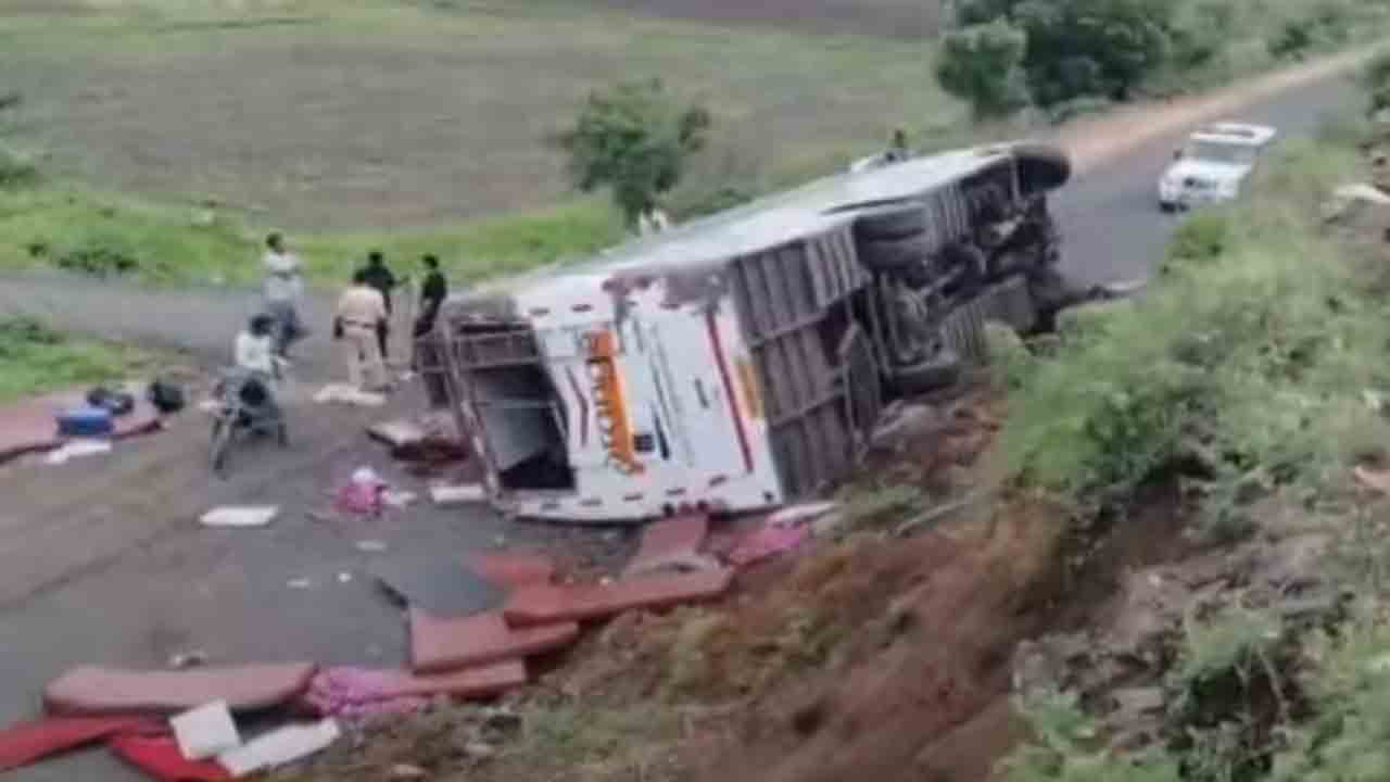 Road Accident | బోల్తాపడిన ప్రైవేటు బస్సు.. 25 మందికి తీవ్ర గాయాలు