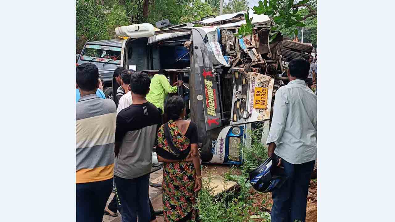 అదుపు తప్పి బస్సు బోల్తా
