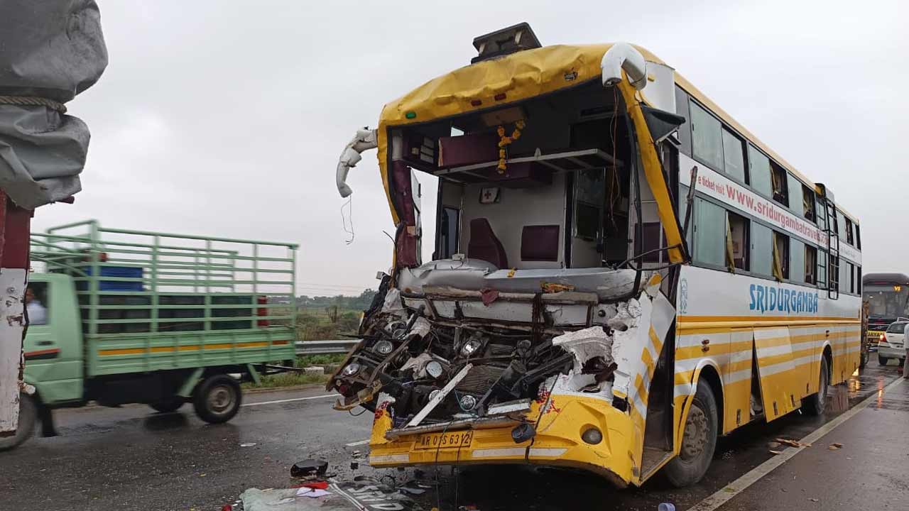 Accident | లారీ, ట్రావెల్స్ బస్సు ఢీ.. 18 మందికి తీవ్రగాయాలు