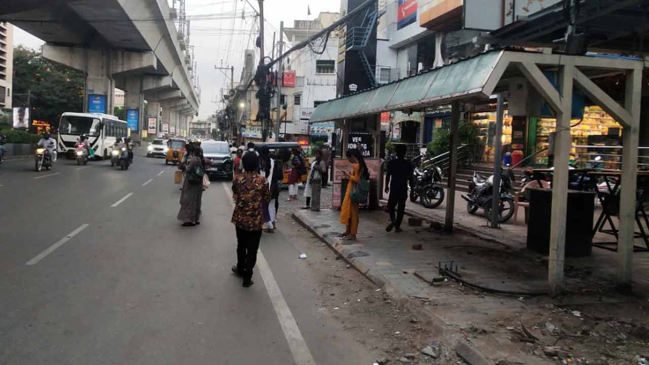 Hyderabad | బస్టాప్‌ను మాయం చేసేందుకు యత్నం.. పంజాగుట్టలో ఓ వ్యాపారి నిర్వాకం