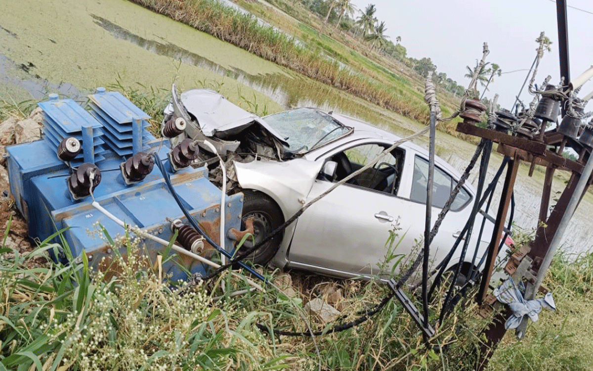 Bibinagar : ట్రాన్స్​‍ఫార్మర్‌ను ఢీకొట్టిన కారు, నలుగురికి గాయాలు