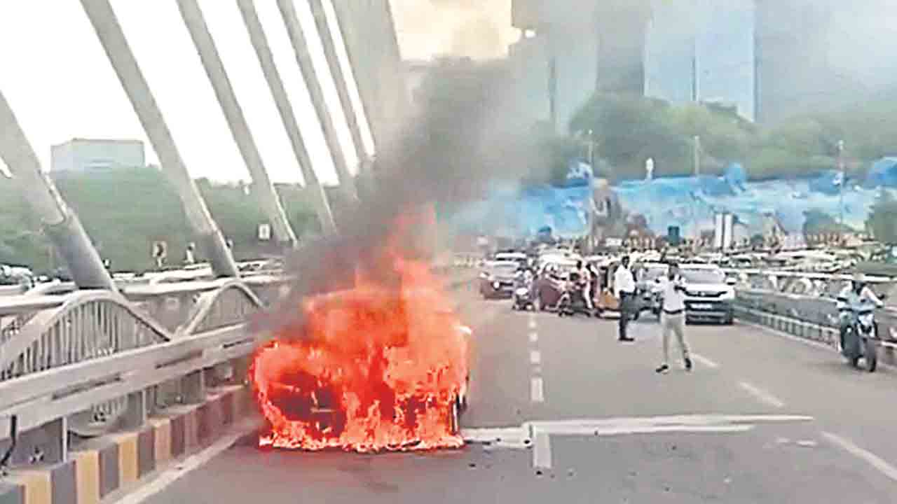 కారులో చెలరేగిన మంటలు కేబుల్‌ బ్రిడ్జిపై ఘటన