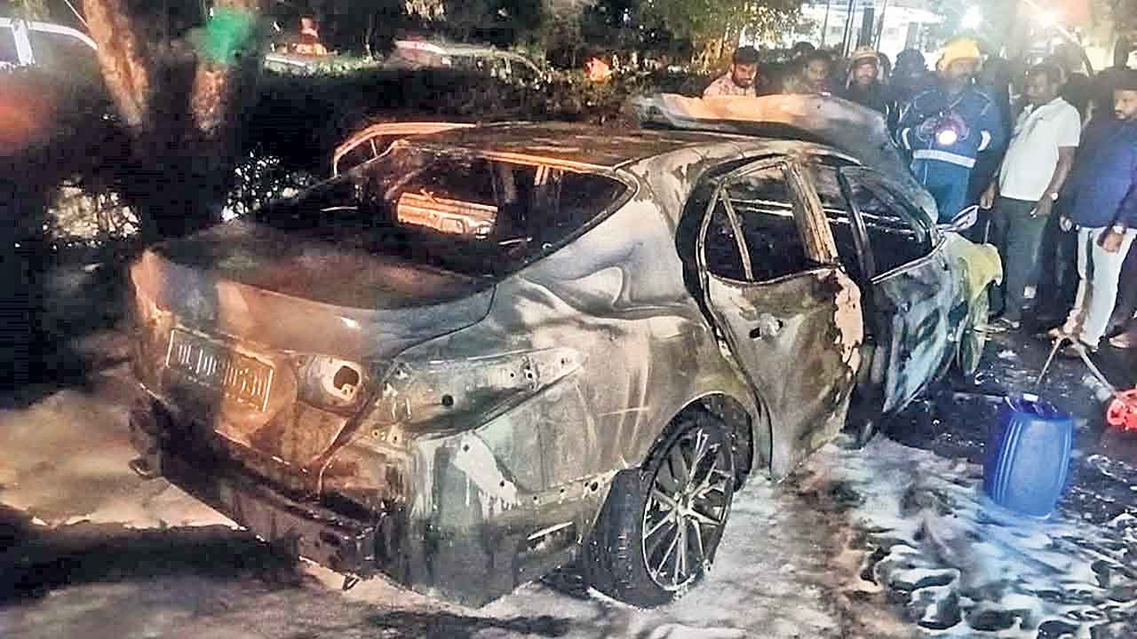 కారు దగ్ధం.. తృటిలో తప్పిన ప్రమాదం