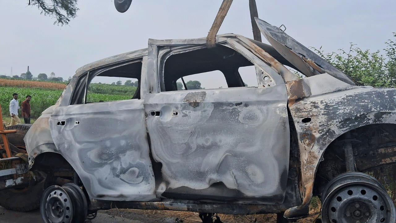 Uttar Pradesh: క‌ల్వ‌ర్ట్‌ను ఢీకొని కారులో మంట‌లు.. ఒకే కుటుంబానికి చెందిన అయిదుగురు మృతి