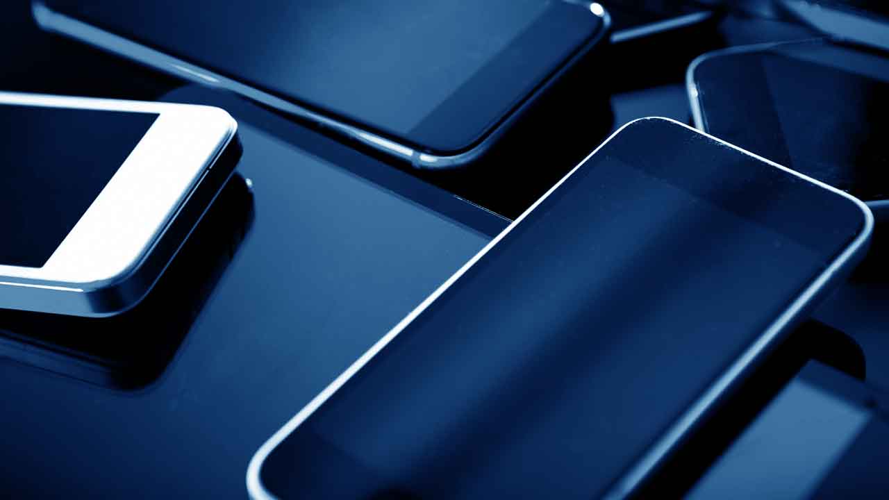 స్మార్ట్‌ఫోన్‌ టెండర్లలో కుంభకోణం!