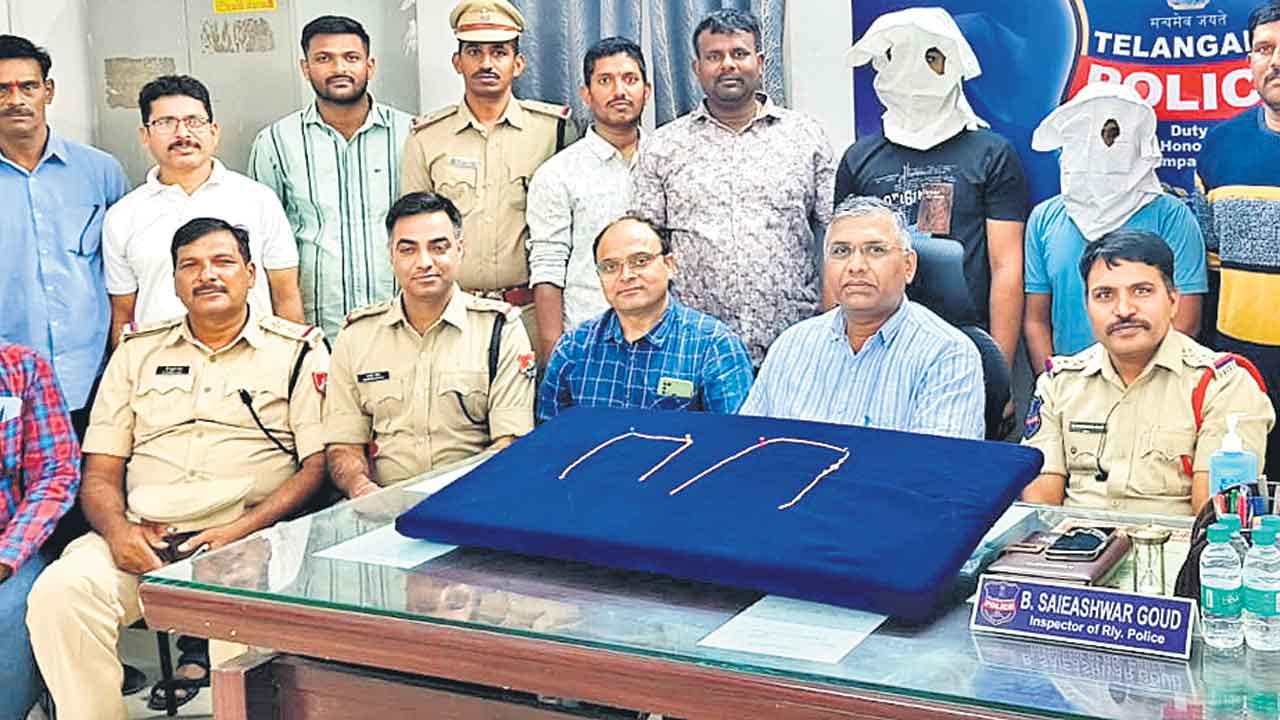 రైళ్లలో చైన్‌స్నాచింగ్‌.. ఇద్దరి నిందితుల అరెస్టు