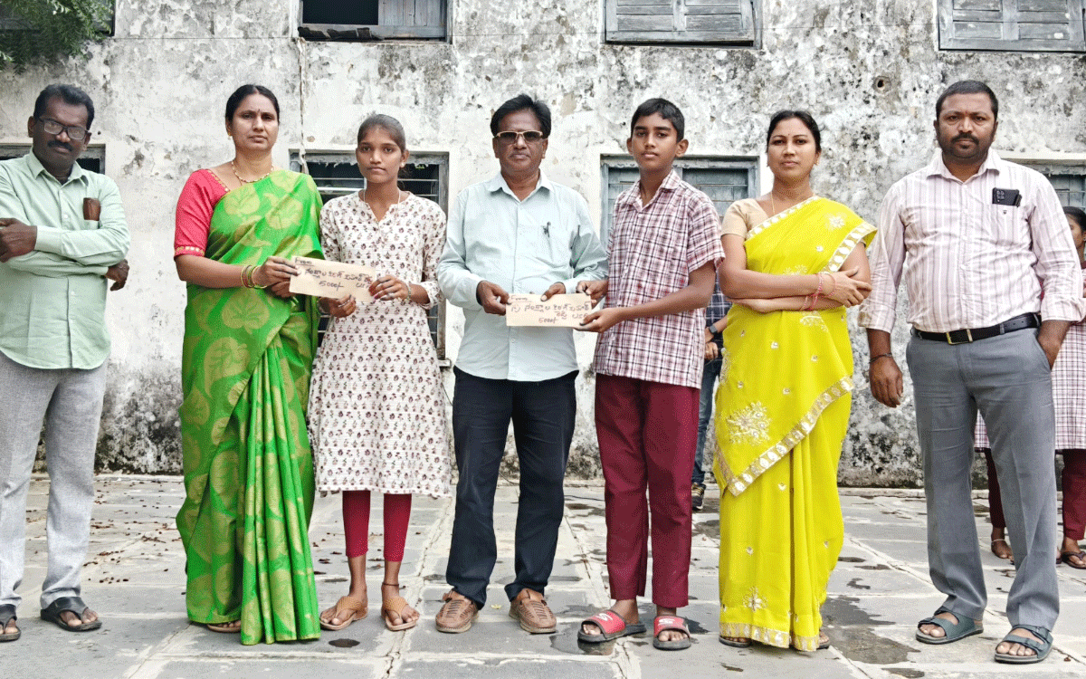 Chandur : విద్యార్థులకు ఎన్ఆర్ఐ ఆర్థిక ప్రోత్సాహం