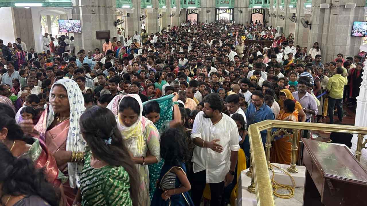 Medak church | భక్తులతో కిటకిటలాడిన మెదక్ చర్చి.. పాల్గొన్న భక్తులు