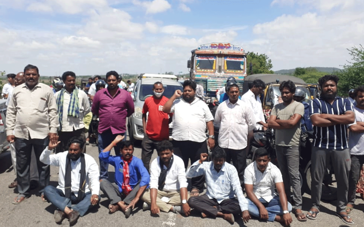Nereducherla : స్థానికులకు ఉచిత ప్రయాణం కల్పించాలని ఆలగడప టోల్గేట్ వద్ద రాస్తారోకో