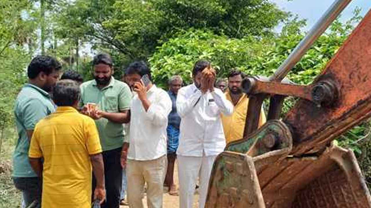 Nallabelli | శనిగరంలో చెరువు కట్ట మరమ్మతు పనులు ప్రారంభం