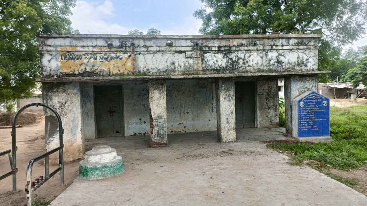 Veterinary hospital | పశు వైద్యుడు లేక మూగ జీవాలకు అందని వైద్యం.. పట్టించుకోని జిల్లా యంత్రాంగం