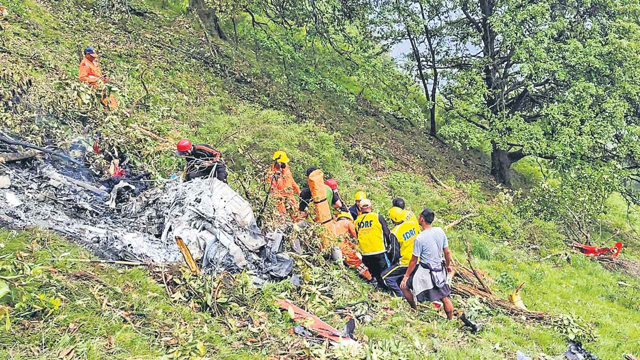 కేదార్‌నాథ్‌ వద్ద కూలిన హెలికాప్టర్‌.. పైలట్‌, ఆరుగురు యాత్రికుల దుర్మరణం