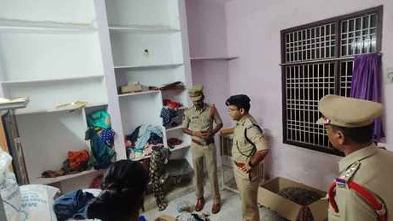 Karimnagar | తాళం వేసి ఉన్న ఇంట్లో చోరీ.. నగదు, బియ్యం బస్తాలు ఎత్తుకెళ్లిన దొంగలు