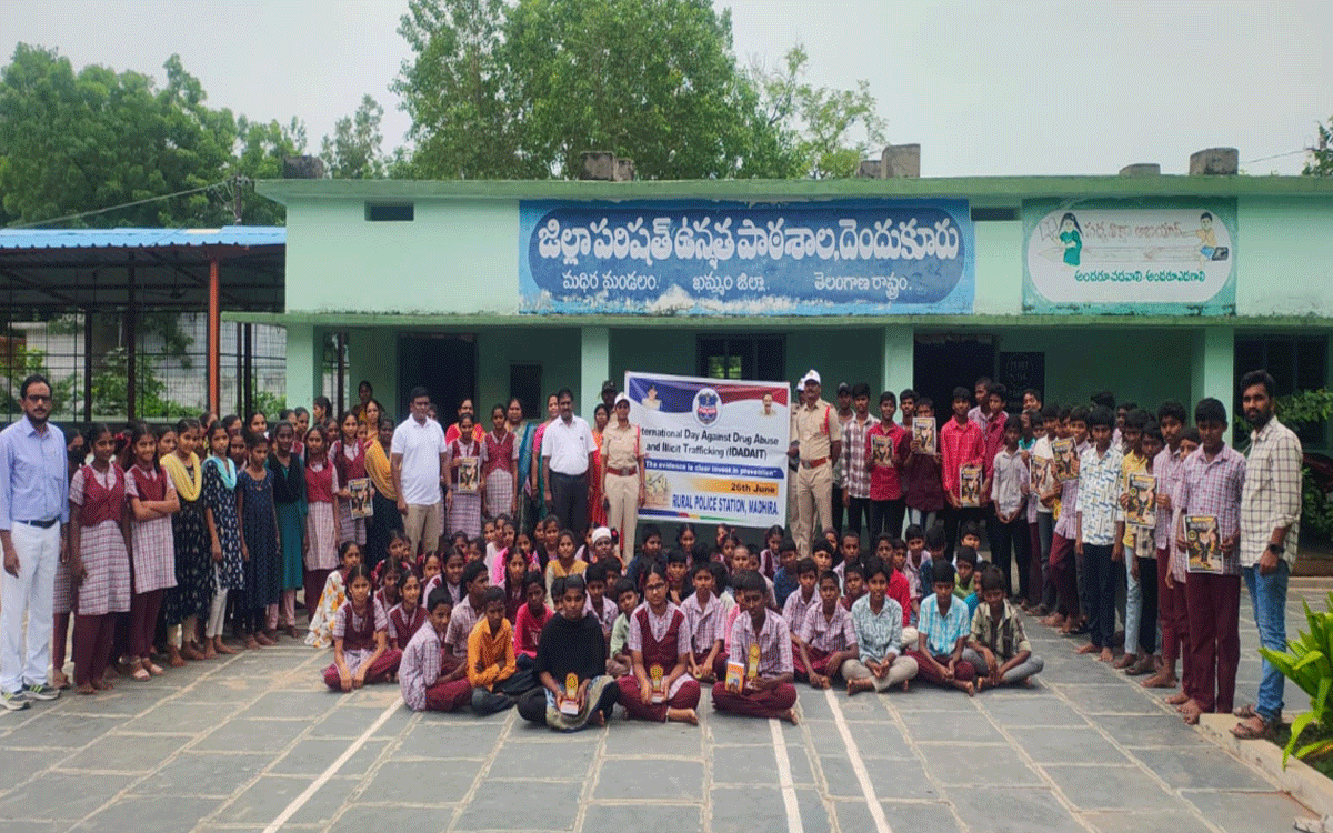 Madhira : మాదక ద్రవ్యాలకు యువ‌త దూరంగా ఉండాలి : సీఐ మ‌ధు