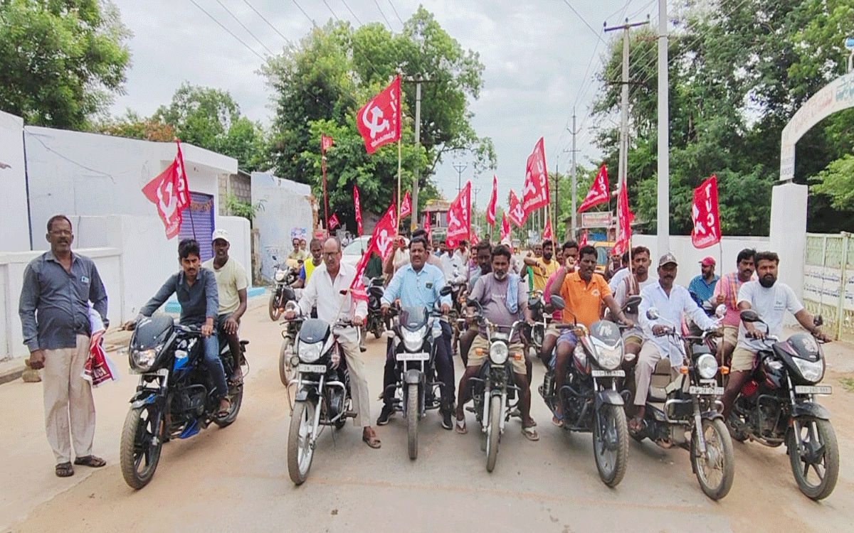 Yellandu : ‘టీయూసీఐ రాష్ట్ర మహాసభలను జయప్రదం చేయాలి’