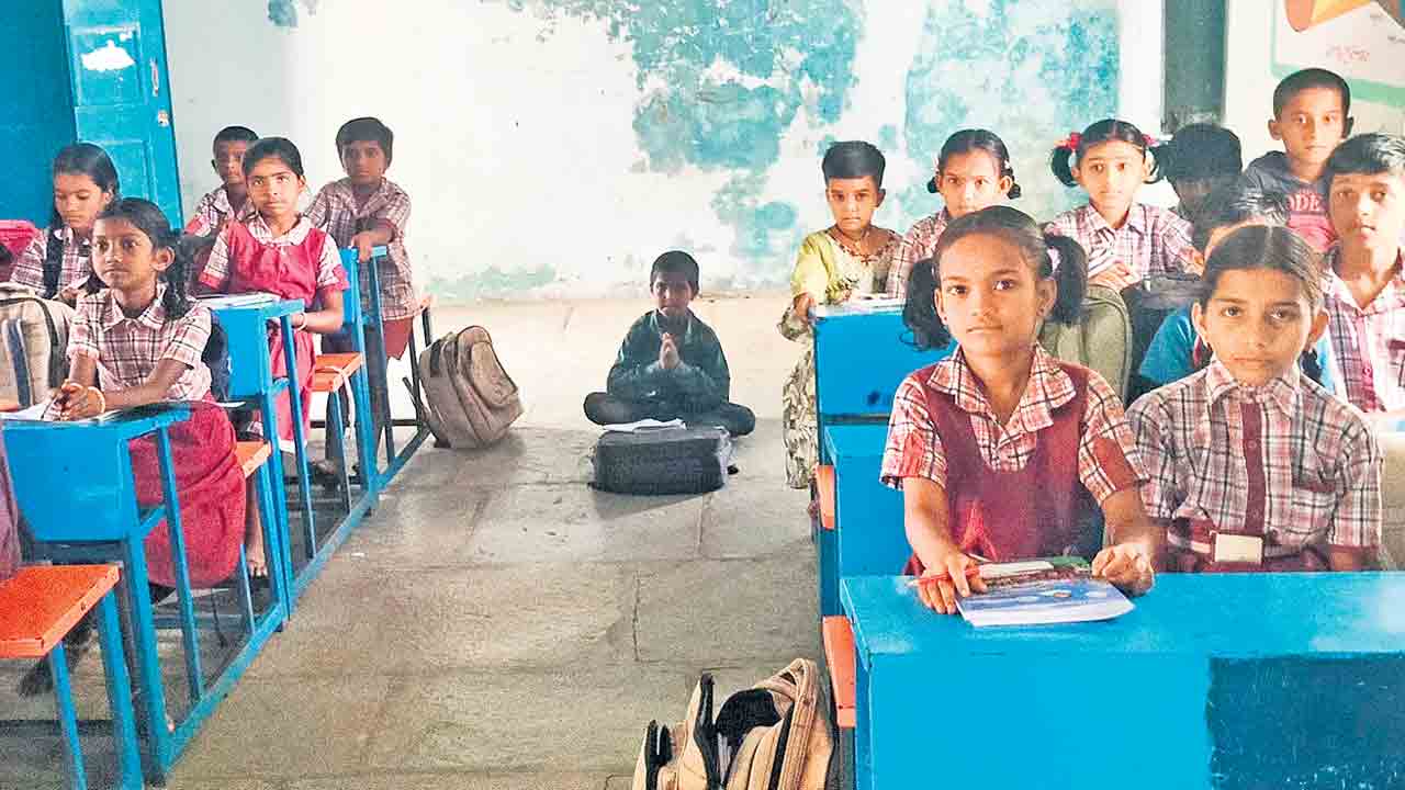 గది ఒక్కటే.. తరగతులు రెండు