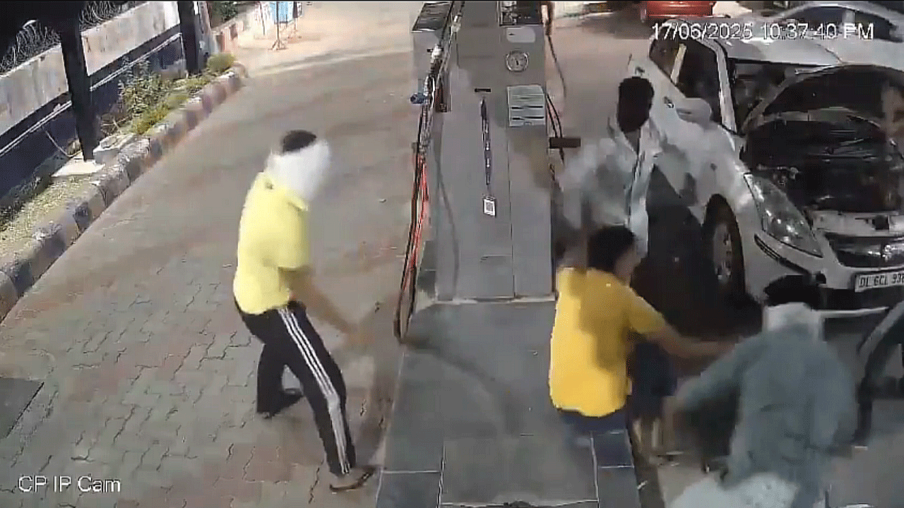 Petrol Pump Attack: మాస్క్ ధ‌రించి పెట్రోల్ పంపు వ‌ర్క‌ర్‌పై దాడి.. వీడియో