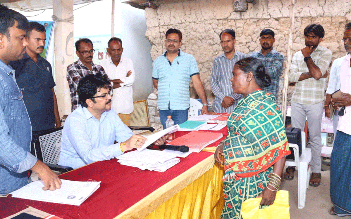 Bhuvanagiri Collectorate : రెవెన్యూ సదస్సులతో భూ సమస్యలకు పరిష్కారం : కలెక్టర్‌ హనుమంతరావు