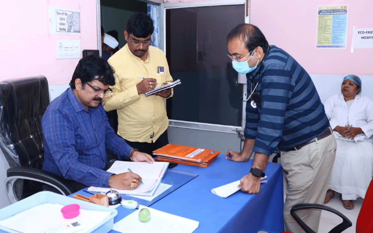 Ramannapet : విధుల్లో అలసత్వం వహిస్తే కఠిన చర్యలు : కలెక్టర్ హనుమంతరావు