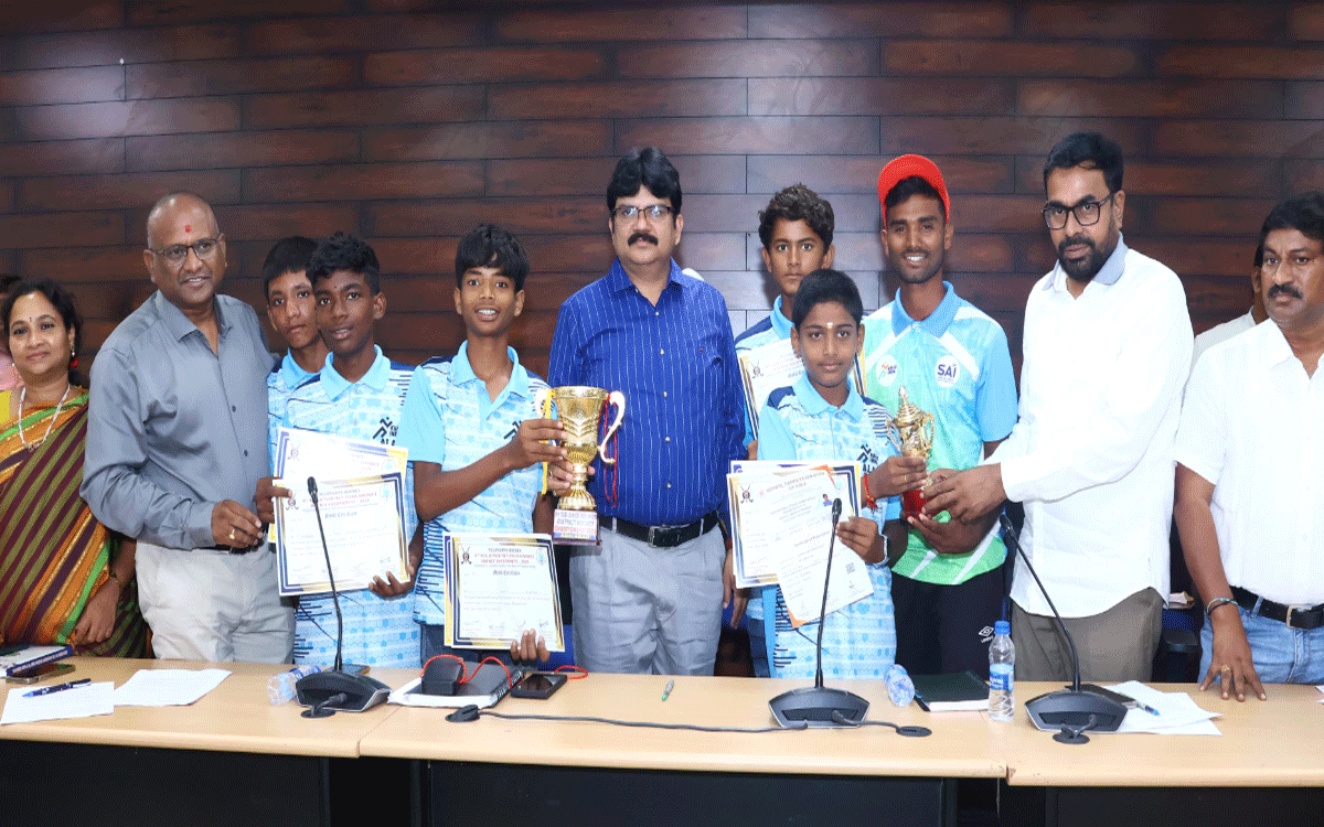 Aleru : హాకీలో ఆలేరు క్రీడాకారుల సత్తా.. కలెక్టర్ అభినందనలు