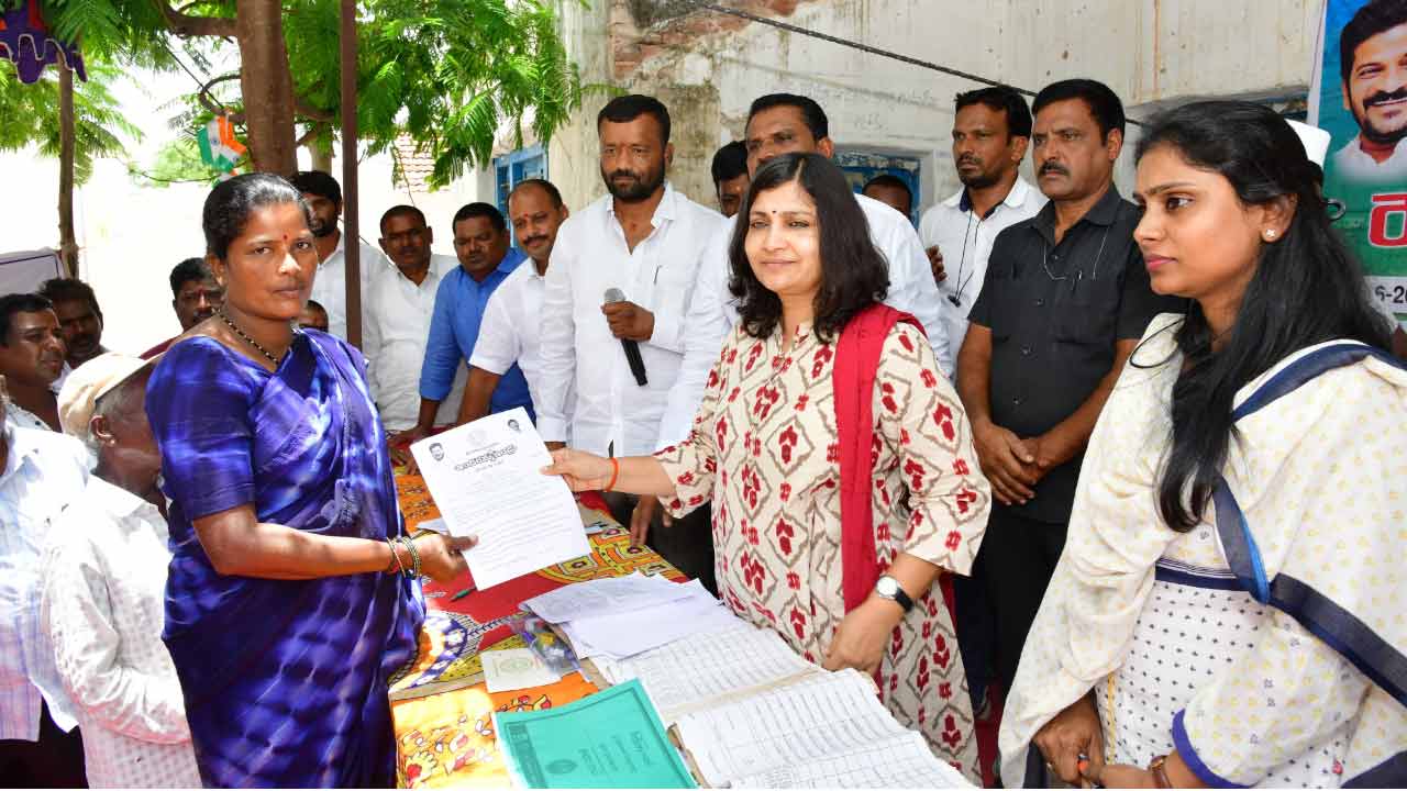 భూభారతి రెవెన్యూ సదస్సులను సద్వినియోగం చేసుకోవాలి : కలెక్టర్ విజయేందిర బోయి