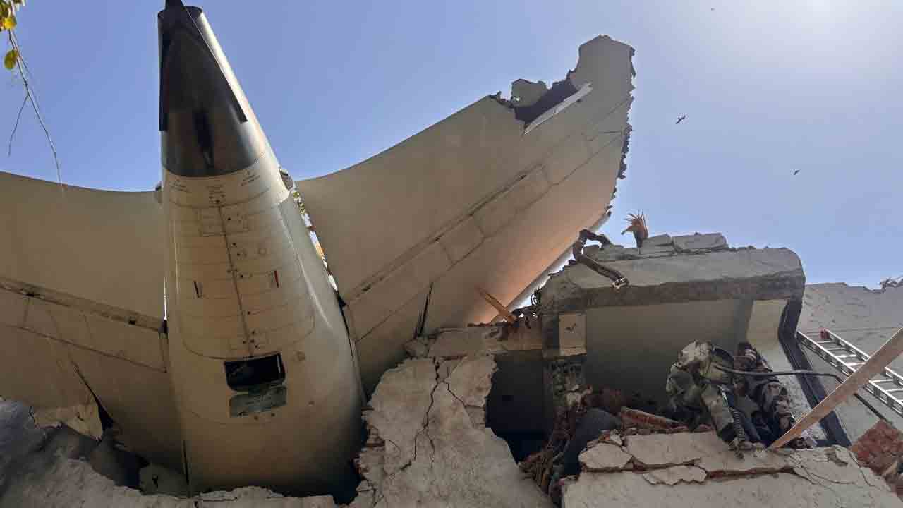 Ahmedabad Plane Crash | హాస్పిటల్‌ హాస్టల్‌ బిల్డింగ్‌పై కూలిన విమానం.. 20 మంది మెడికోలు మృతి..!