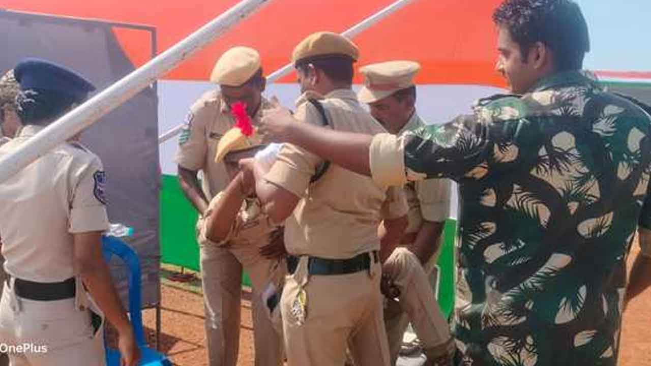 Mulugu | మంత్రి సీతక్క ప్రసంగిస్తుండగా సొమ్మసిల్లి పడిపోయిన కానిస్టేబుల్స్