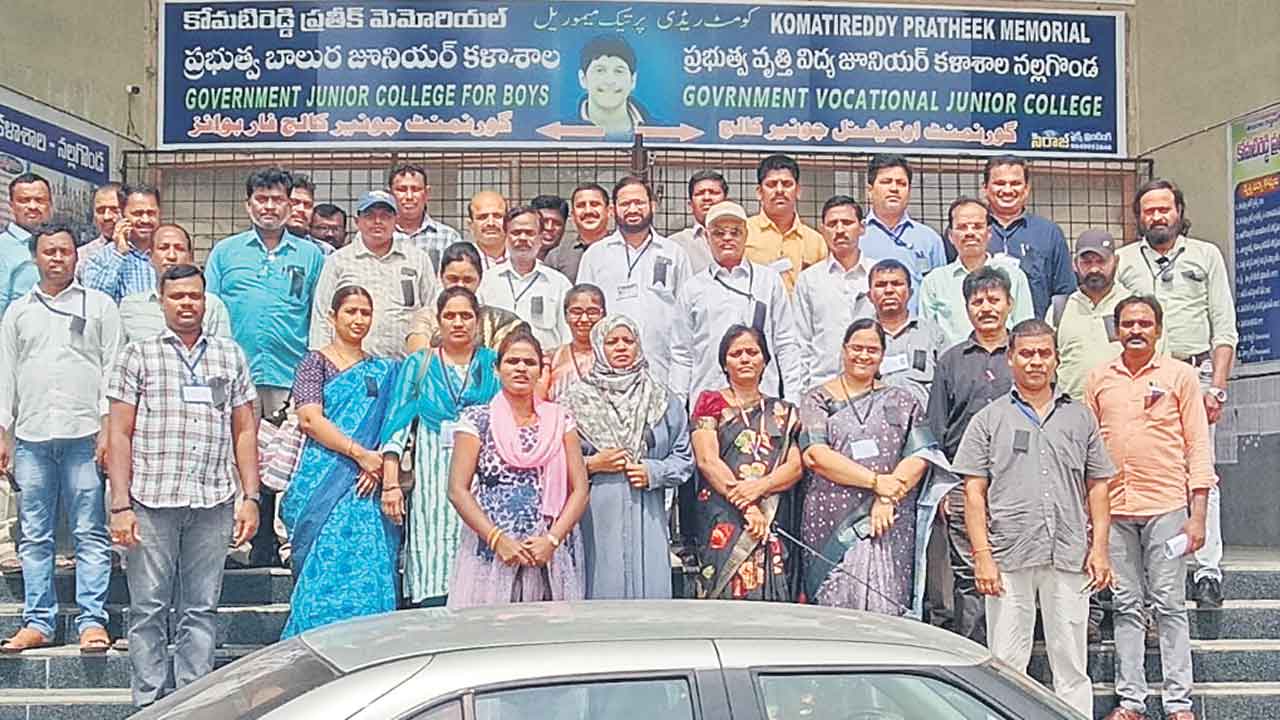 రెగ్యులర్‌ చేసిన బీఆర్‌ఎస్‌ కక్షగట్టిన కాంగ్రెస్‌ సర్కార్‌