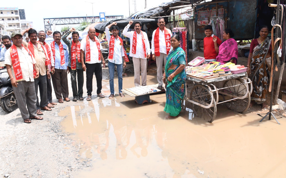 Choutuppal : చౌటుప్ప‌ల్‌లో సర్వీస్‌ రోడ్డు పనులు చేపట్టాలని సీపీఐ నిరసన