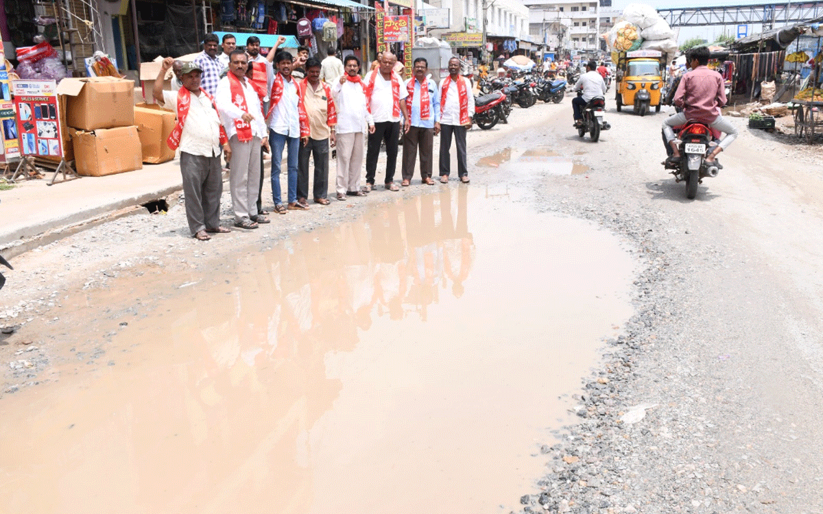 Choutuppal : చౌటుప్ప‌ల్‌లో సర్వీస్‌ రోడ్డు పనులు చేపట్టాలని సీపీఐ నిరసన