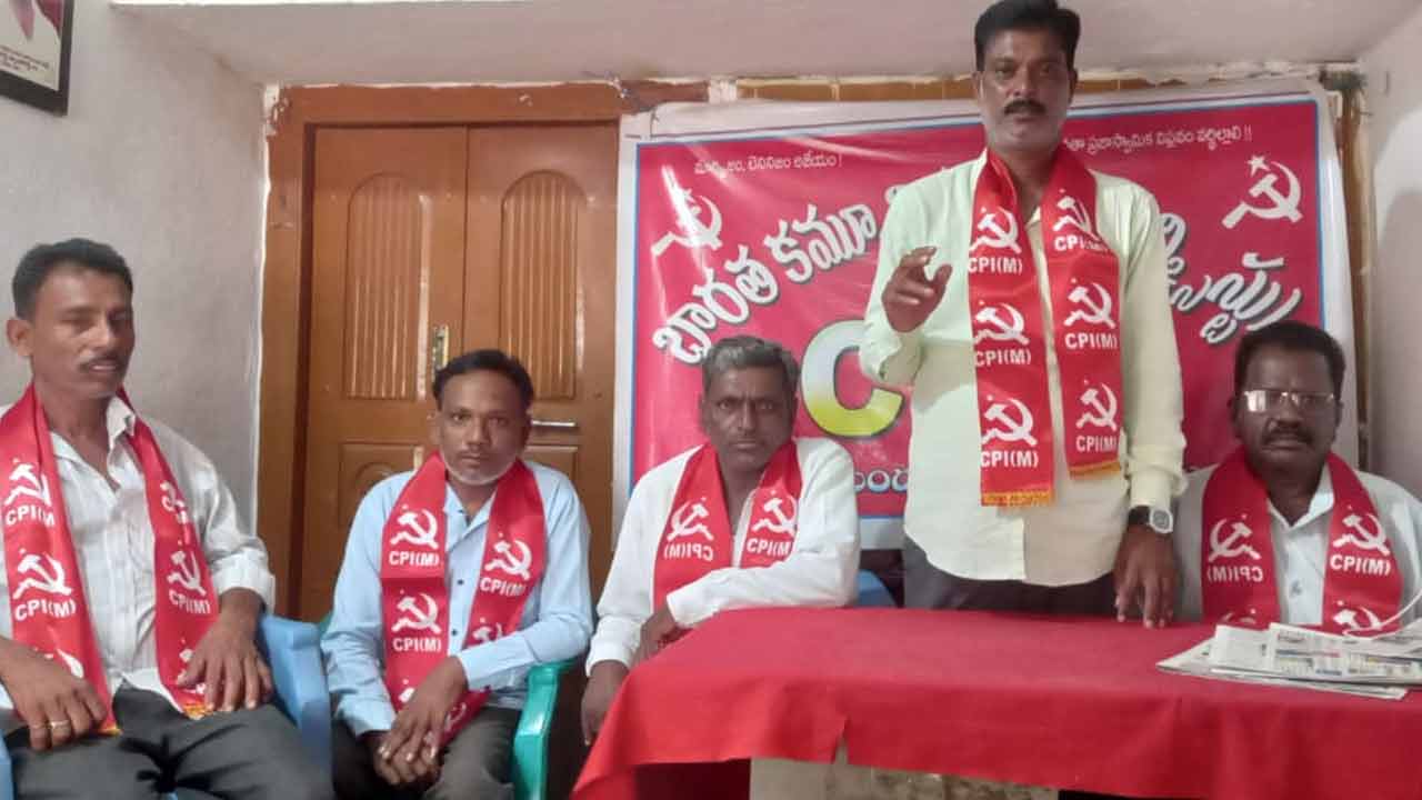 చెరువుకుంటల మట్టిని అక్రమ తవ్వకాలపై రెవెన్యూ అధికారుల నిర్లక్ష్యం